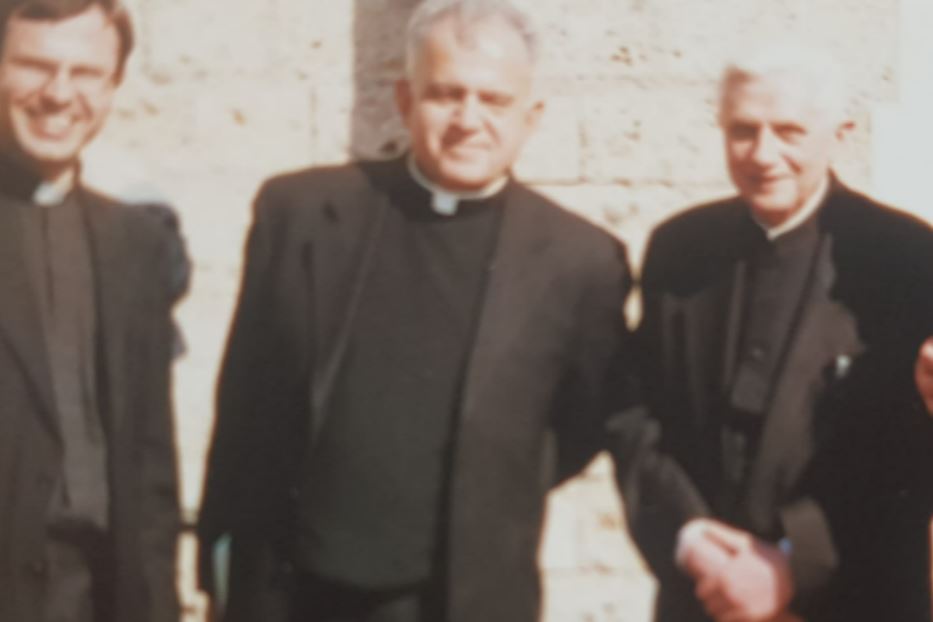 Una gita a Subiaco dell'allora cardinale Ratzinger prefetto della Congregazione per la dottrina della fede con i suoi collaboratori Hermann Geissler e il domenicano Augustin Joseph Di Noia Una gita a Subiaco dell'allora cardinale Ratzinger prefetto della Congregazione per la dottrina della fede con i suoi collaboratori Hermann Geissler e il domenicano Augustin Joseph Di Noia