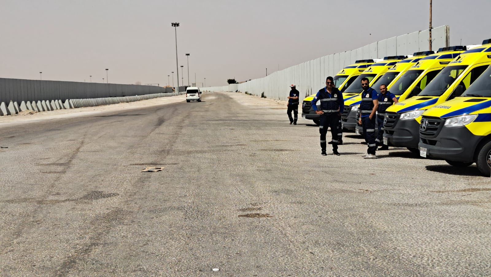 Nessun camion al valico: la chiusura di Rafah ha reso inutile l'attesa Nessun camion al valico: la chiusura di Rafah ha reso inutile l'attesa