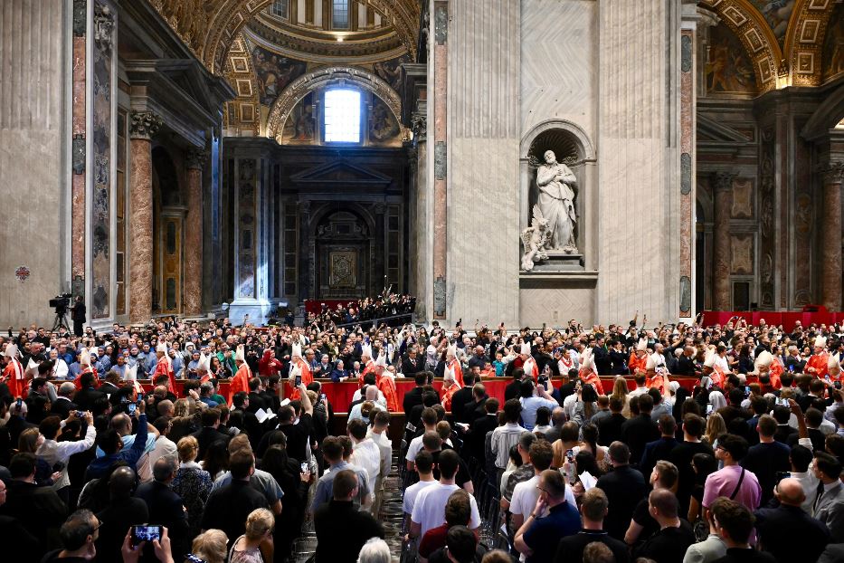 I cardinali fra due ali di folla nella Basilica di San Pietro per la Messa «pro eligendo Romano Pontifice»