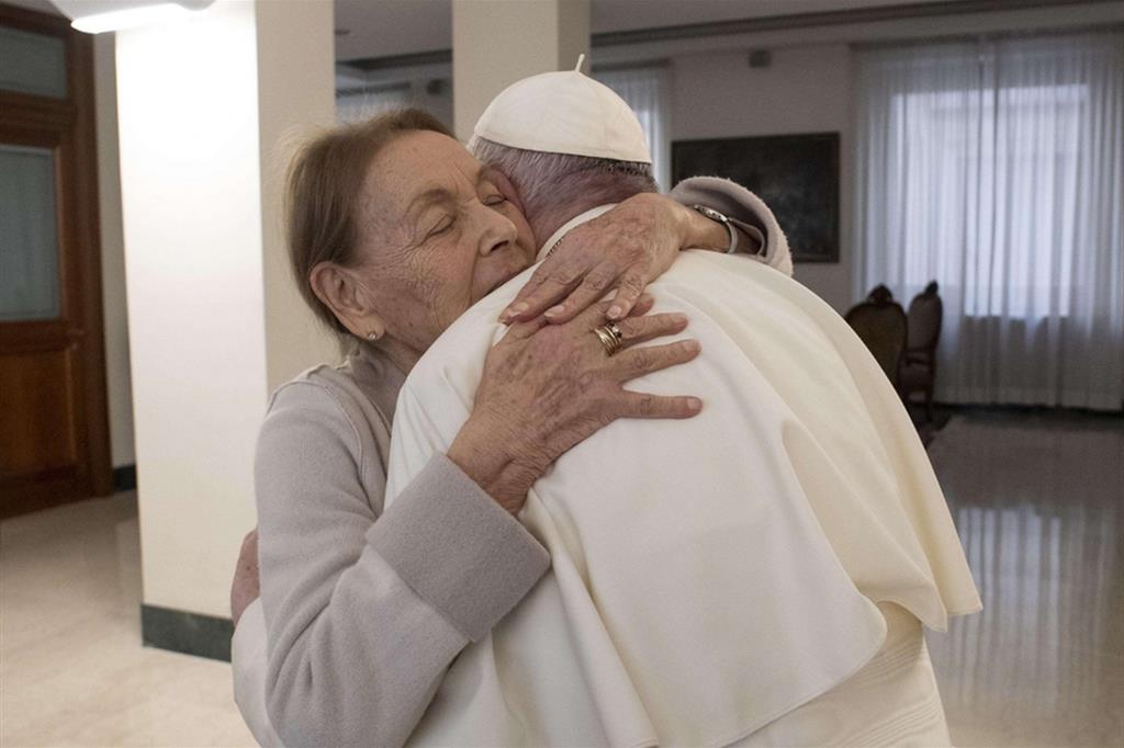 Il nuovo abbraccio tra il Papa e Edith Bruck: tramandare la memoria ai giovani