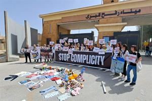 "Basta complicità". Dal valico di Rafah il grido di ong e politici
