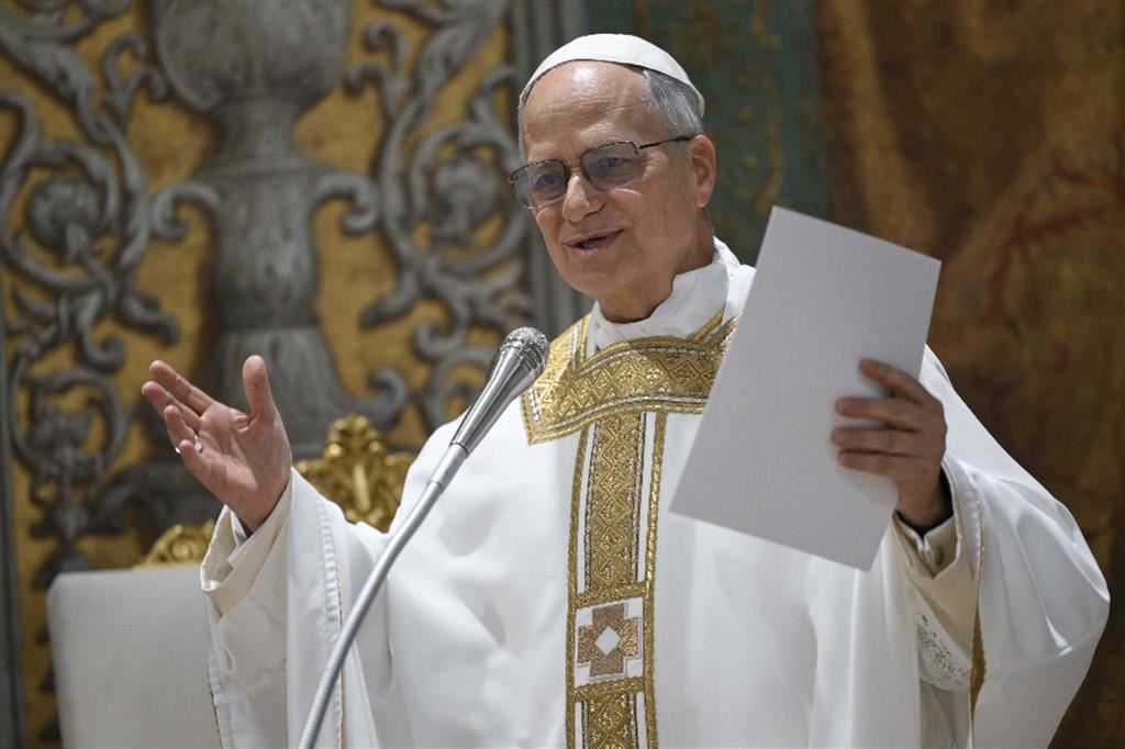 Papa Leone XIV durante la Messa in Cappella Sistina con i cardinali
